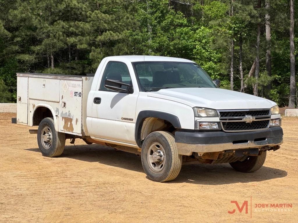 2002 Chevrolet 2500HD Equipment Image0