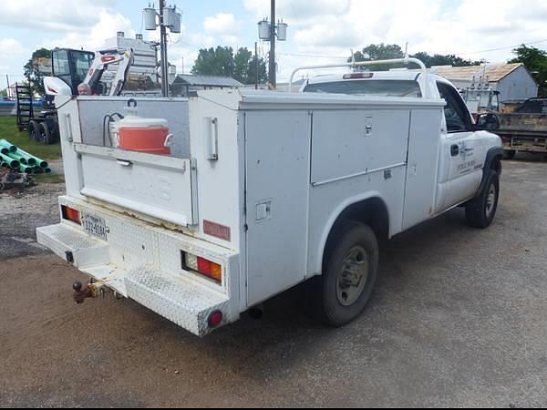 Image of Chevrolet 2500HD equipment image 3