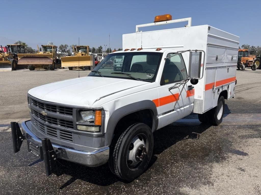2002 Chevrolet 3500HD Equipment Image0