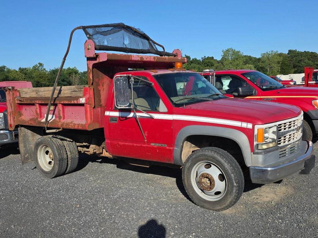 2002 Chevrolet 3500HD Equipment Image0