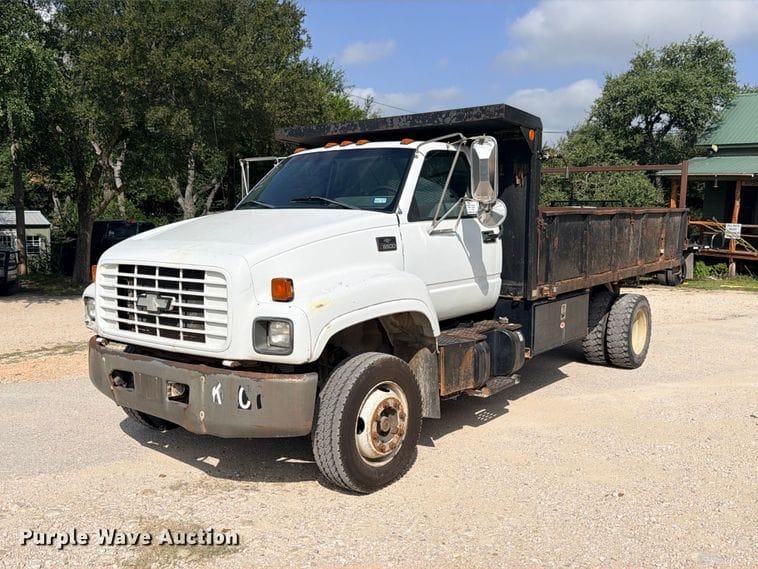 2002 Chevrolet C6500 Equipment Image0