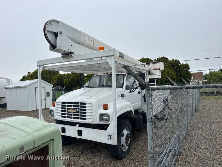 2002 Chevrolet C7500 Equipment Image0