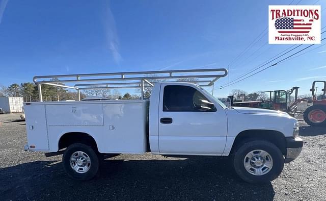 Image of Chevrolet 2500HD equipment image 3