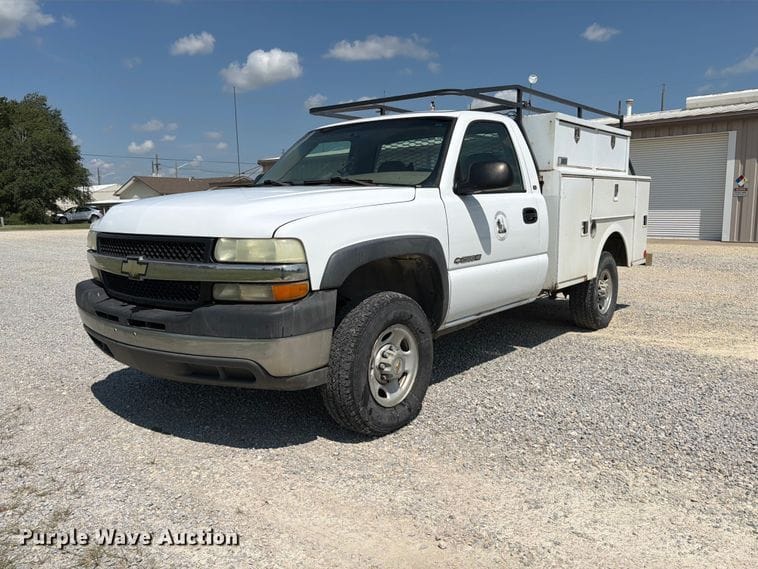 2002 Chevrolet 2500HD Equipment Image0