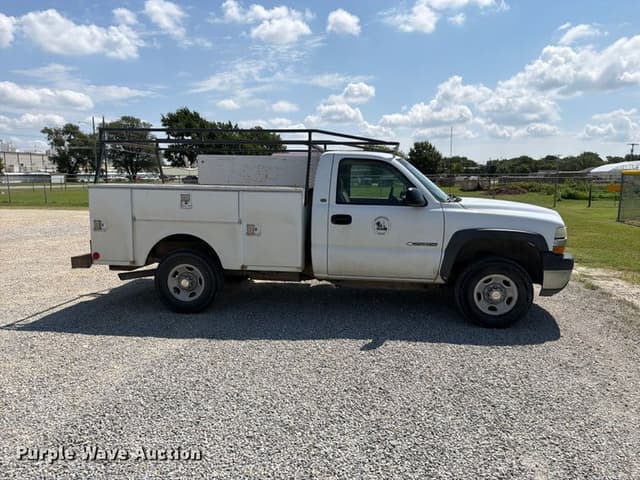 Image of Chevrolet 2500HD equipment image 3