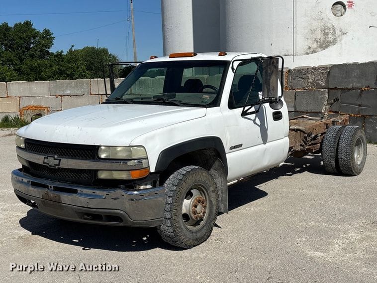 2002 Chevrolet Silverado Equipment Image0