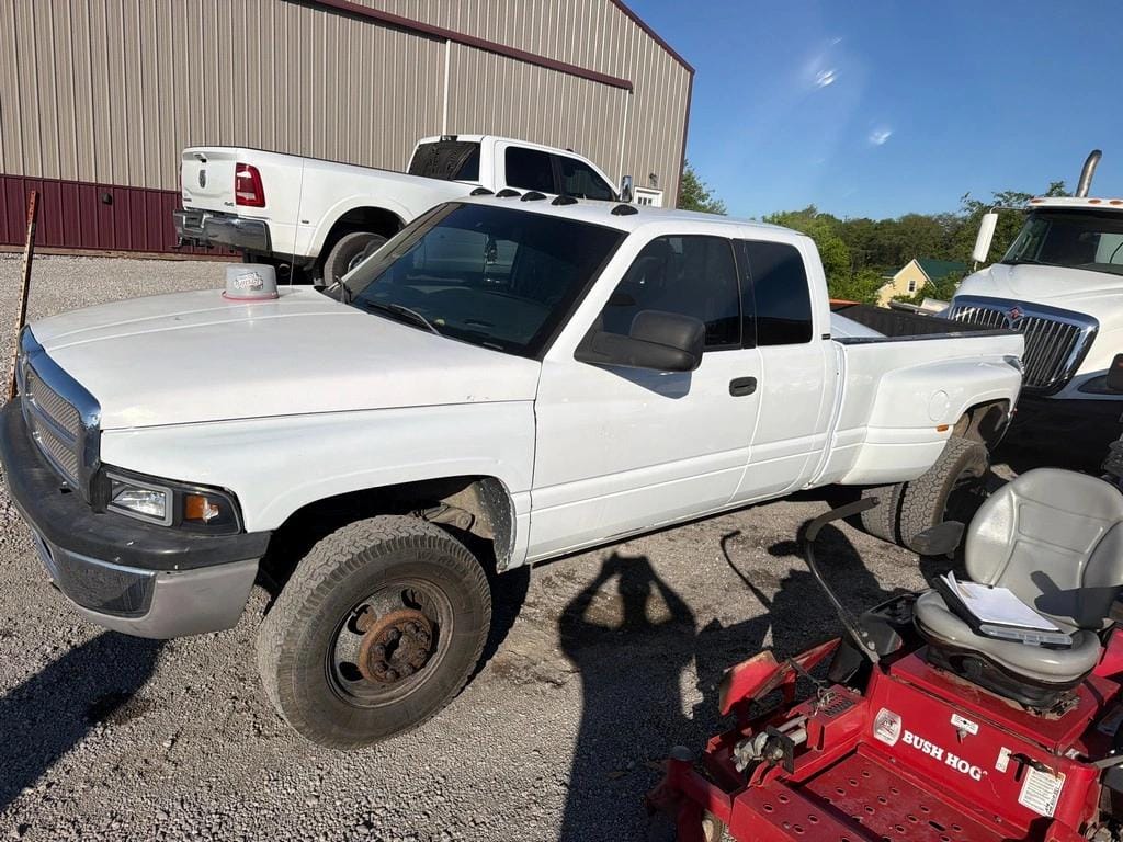 2002 Dodge Ram 3500 Equipment Image0