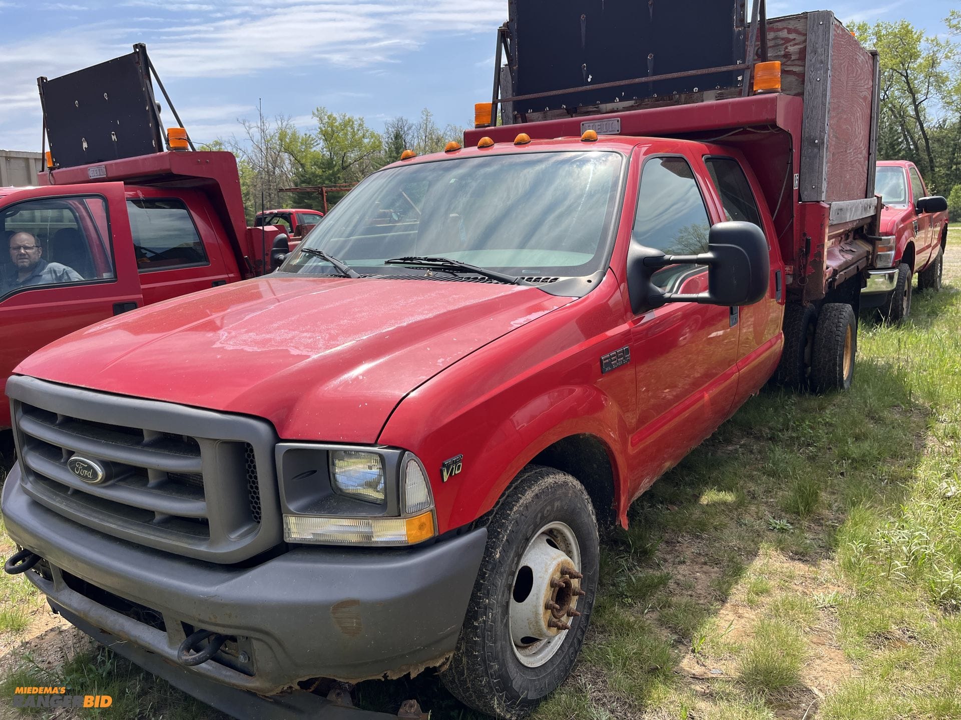 2002 Ford F-350 Equipment Image0