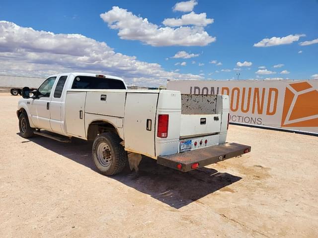 Image of Ford F-350 equipment image 2