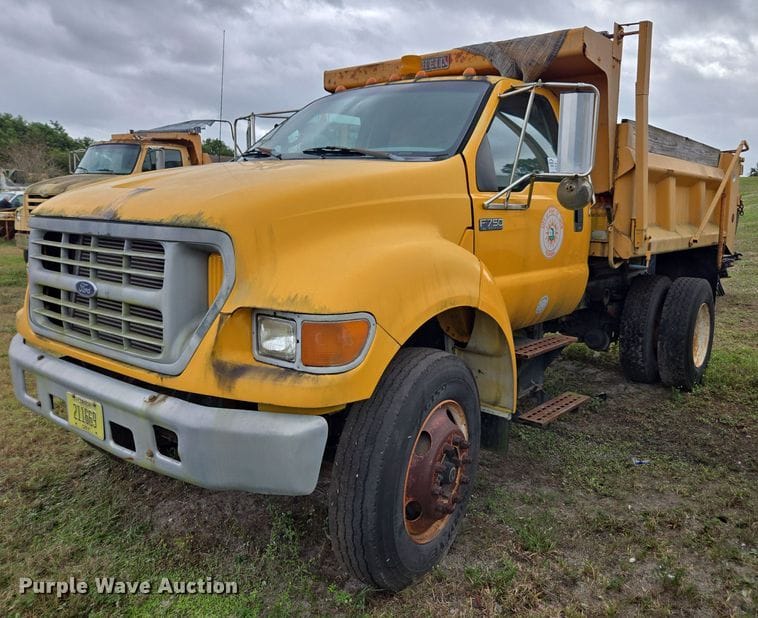 2002 Ford F-750 Equipment Image0
