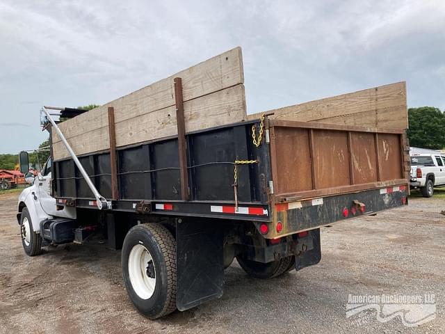 Image of Ford F-750 equipment image 3