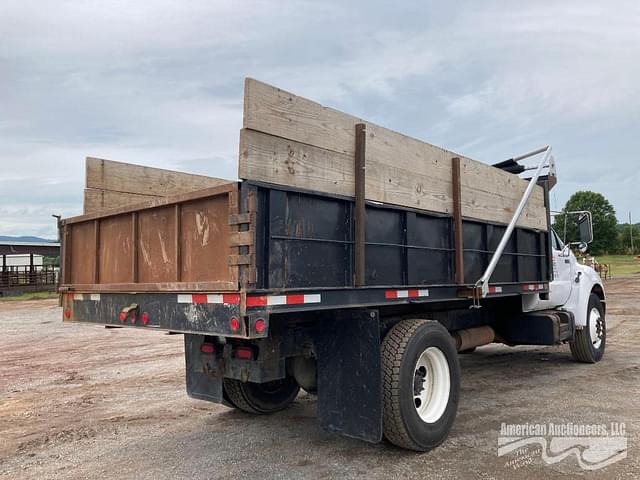 Image of Ford F-750 equipment image 2