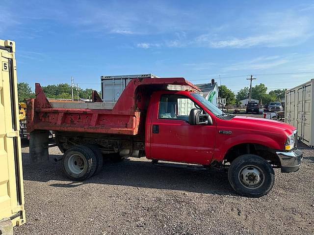 Image of Ford F-350 equipment image 3