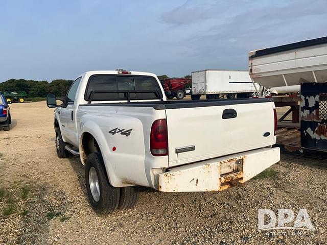 Image of Ford F-350 equipment image 4