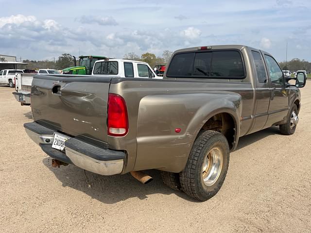 Image of Ford F-350 equipment image 4