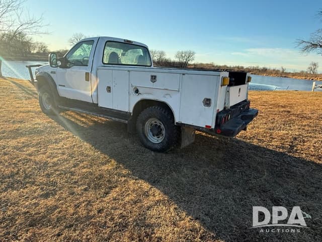 Image of Ford F-350 equipment image 2