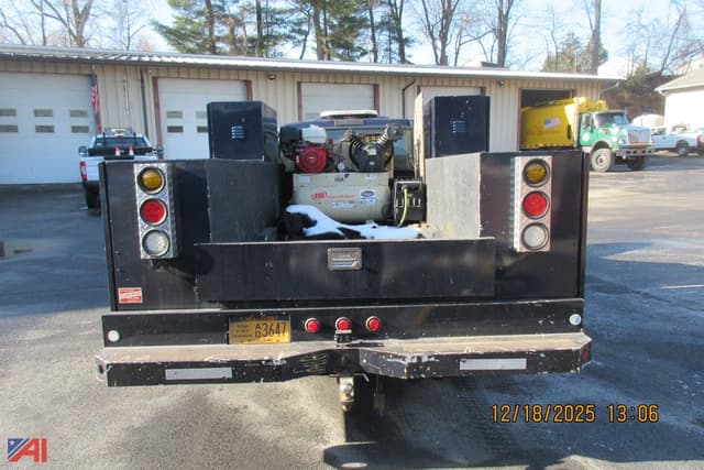 Image of Ford F-350 equipment image 2