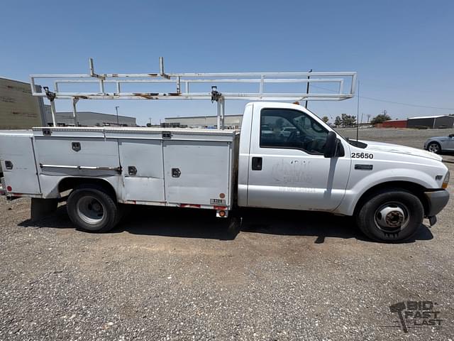 Image of Ford F-350 equipment image 3
