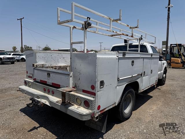 Image of Ford F-350 equipment image 4