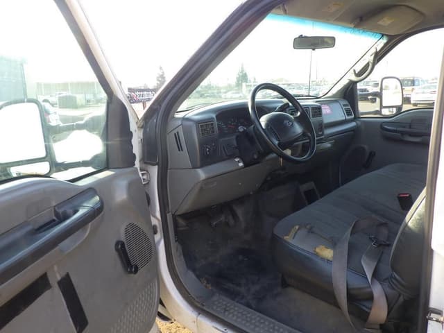 Image of Ford F-450 equipment image 4