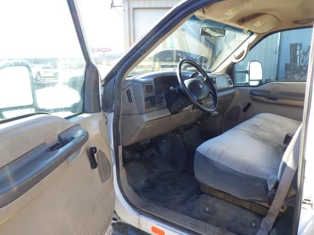 Image of Ford F-550 equipment image 4