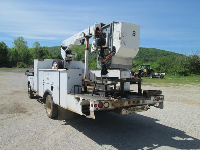 Image of Ford F-550 equipment image 3