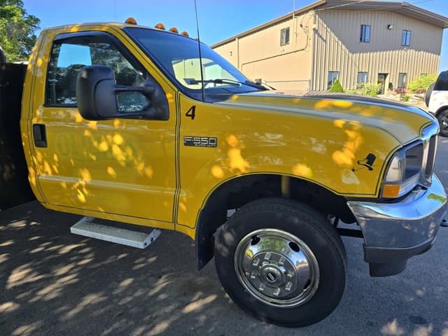 Image of Ford F-550 equipment image 3