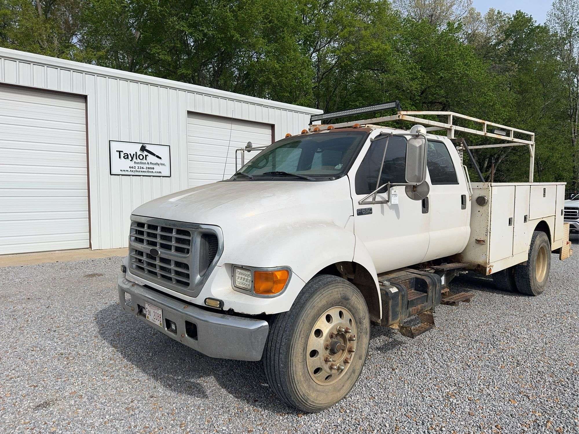 2002 Ford F-650 Equipment Image0