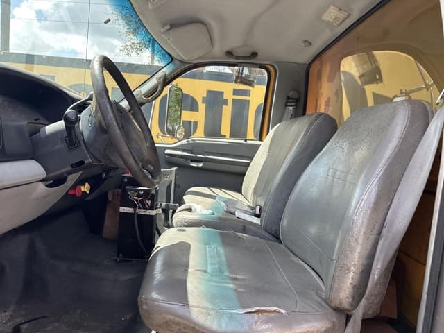 Image of Ford F-750 equipment image 4