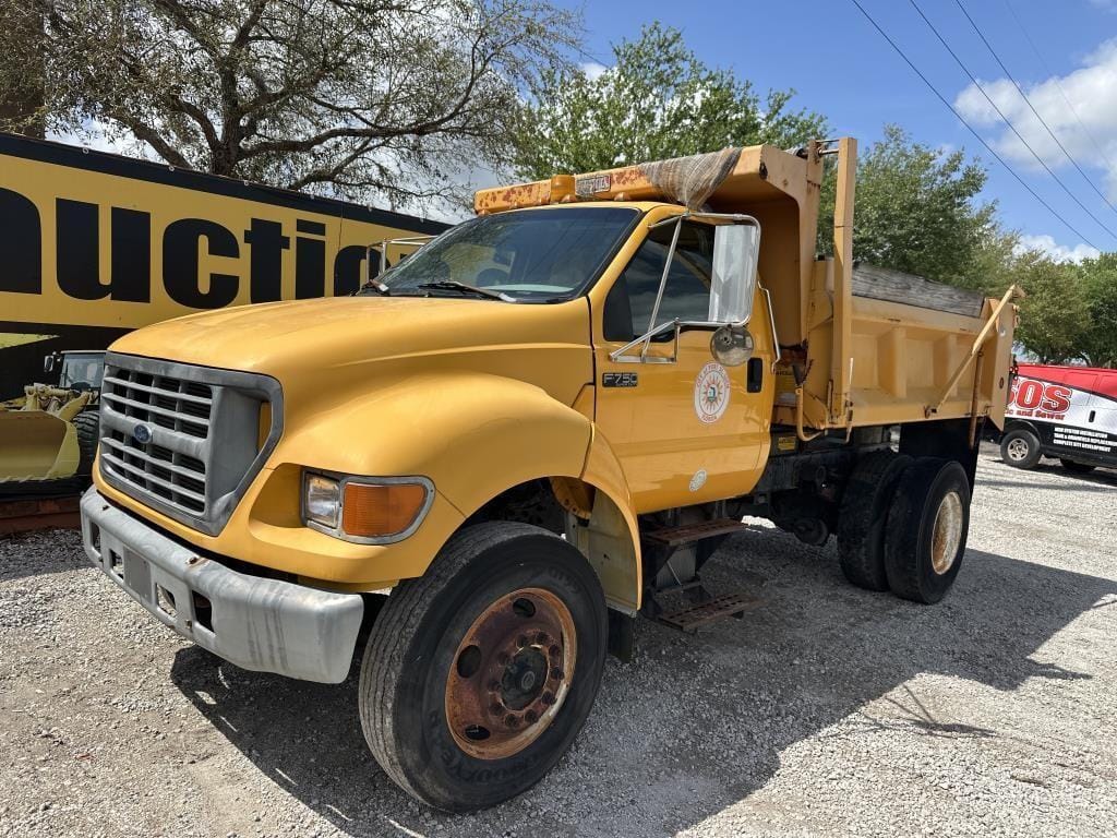 2002 Ford F-750 Equipment Image0