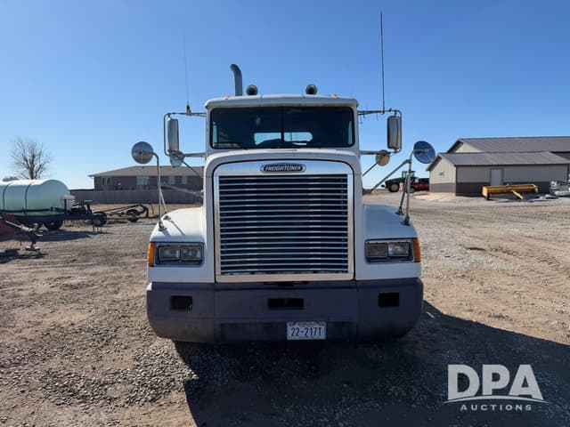 Image of Freightliner FLD120 equipment image 2