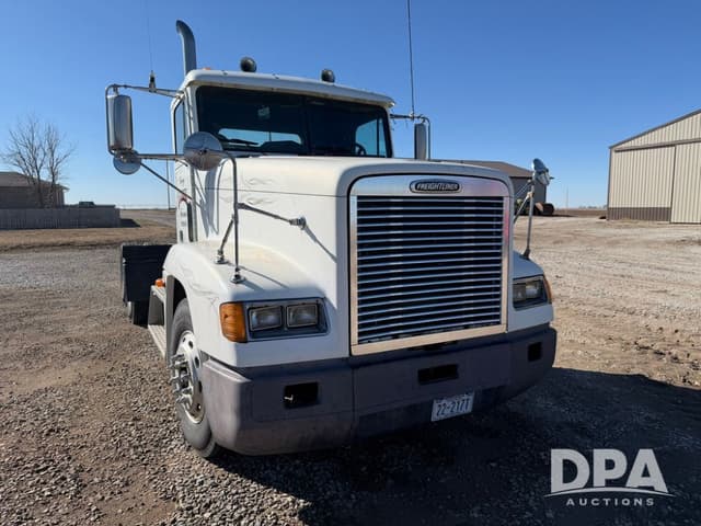 Image of Freightliner FLD120 equipment image 3