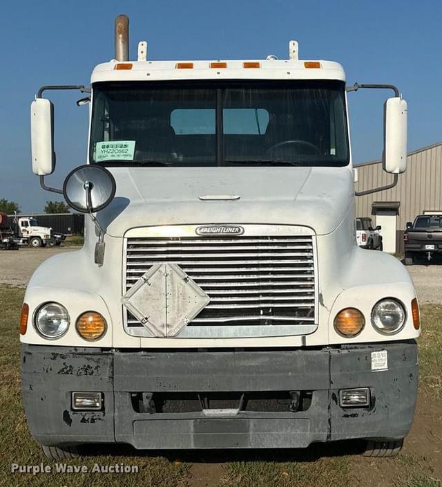 Image of Freightliner Century Class equipment image 1
