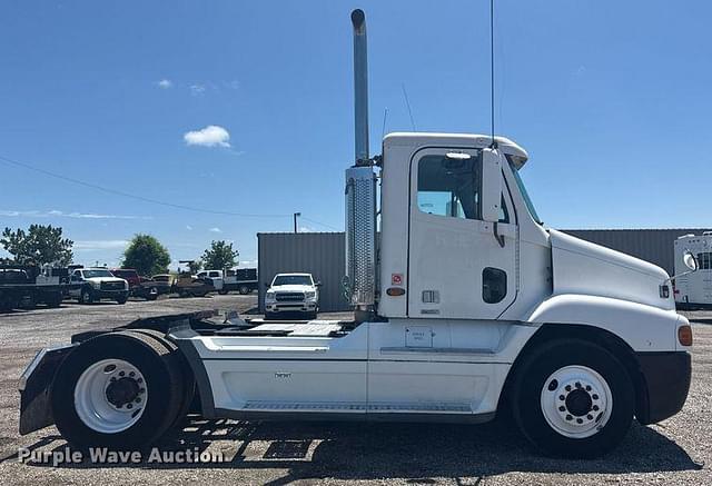 Image of Freightliner Century Class equipment image 3