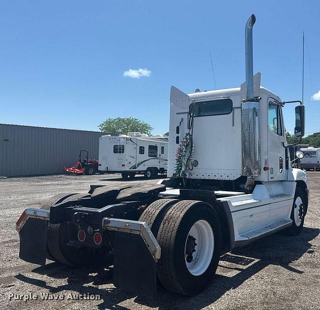 Image of Freightliner Century Class equipment image 4