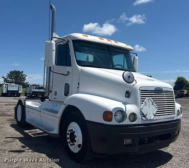 Image of Freightliner Century Class equipment image 2