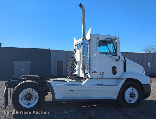 Image of Freightliner Century Class equipment image 3