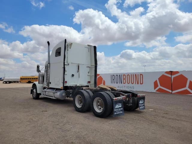 Image of Freightliner Classic equipment image 2