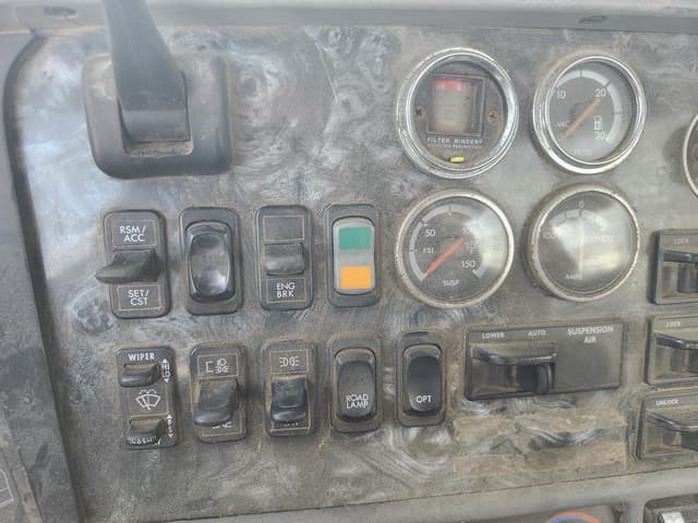 Image of Freightliner Columbia 120 equipment image 4