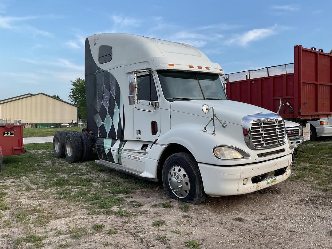 Image of Freightliner Columbia 120 Primary image