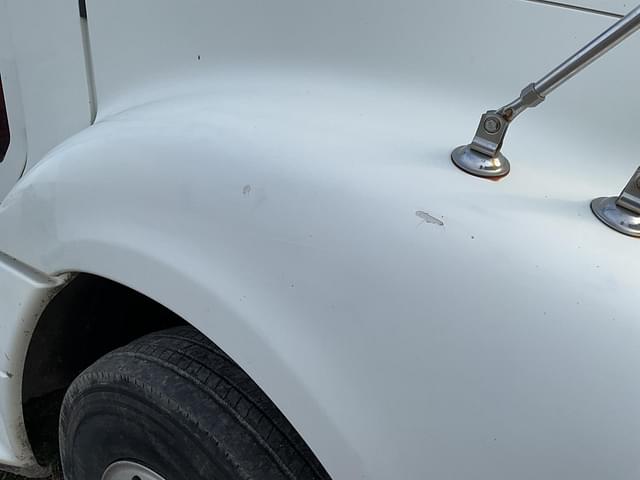Image of Freightliner Columbia 120 equipment image 2