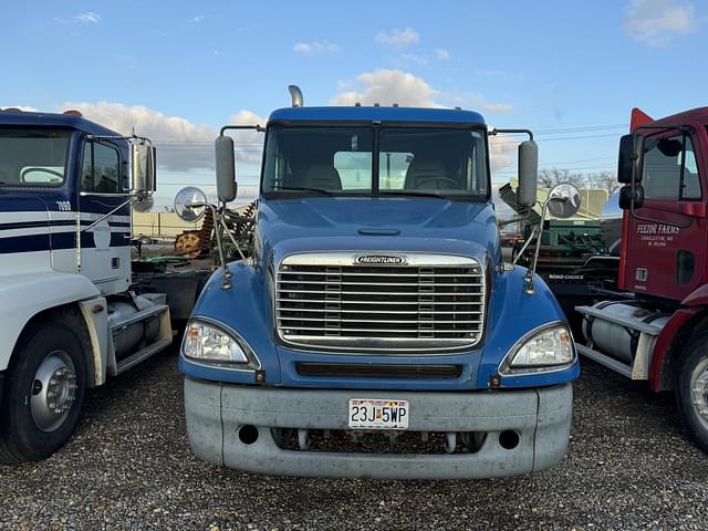 Image of Freightliner Columbia 120 equipment image 1