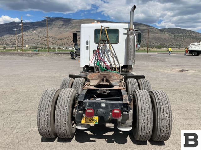 Image of Freightliner Columbia 120 equipment image 4