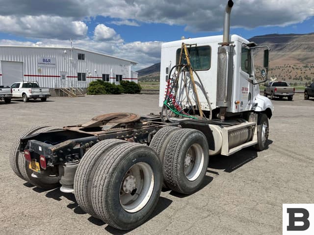Image of Freightliner Columbia 120 equipment image 2