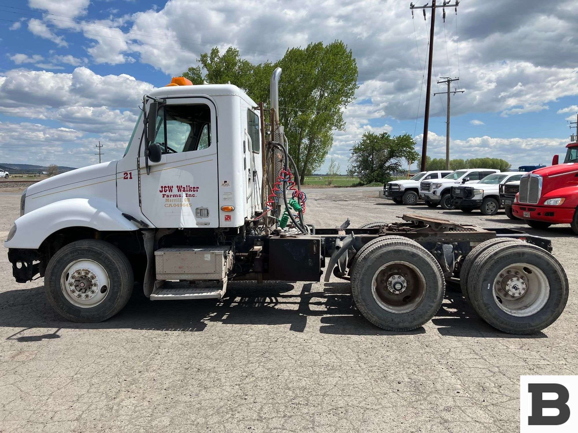 2002 Freightliner Columbia 120 Equipment Image0