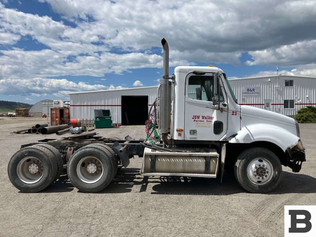 Image of Freightliner Columbia 120 equipment image 3