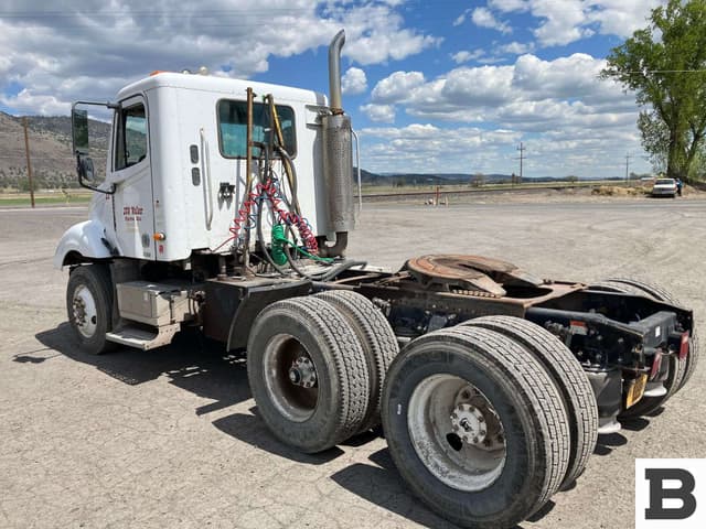 Image of Freightliner Columbia 120 equipment image 1