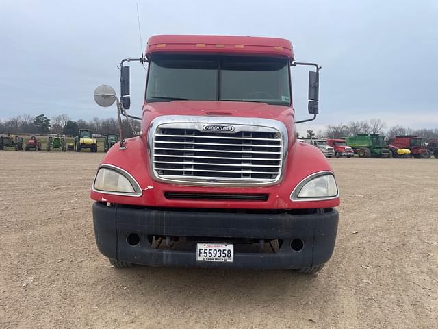 Image of Freightliner Columbia 120 equipment image 4