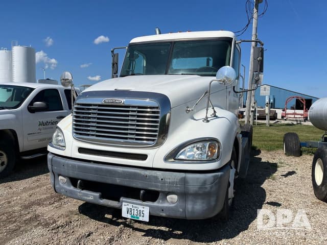 Image of Freightliner Columbia equipment image 1