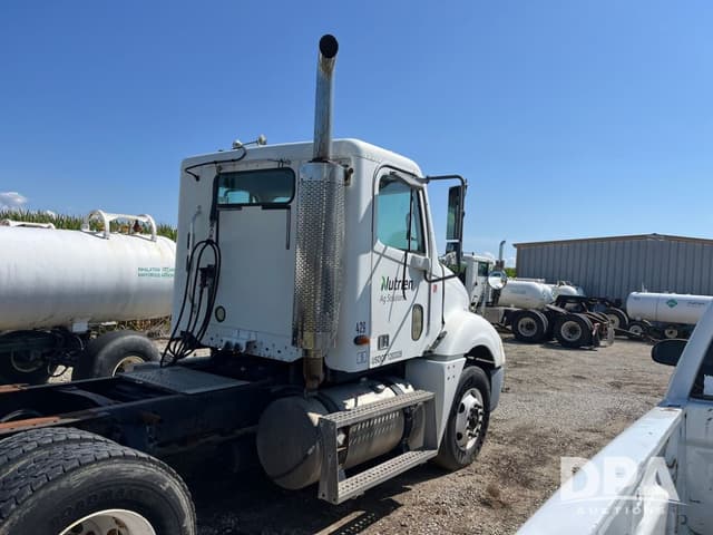 Image of Freightliner Columbia equipment image 4